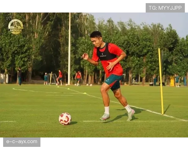冬训计划全面启动,足球队全力备战新赛季表现抢眼 冬训计划全面启动,足球队全力备战新赛季表现抢眼