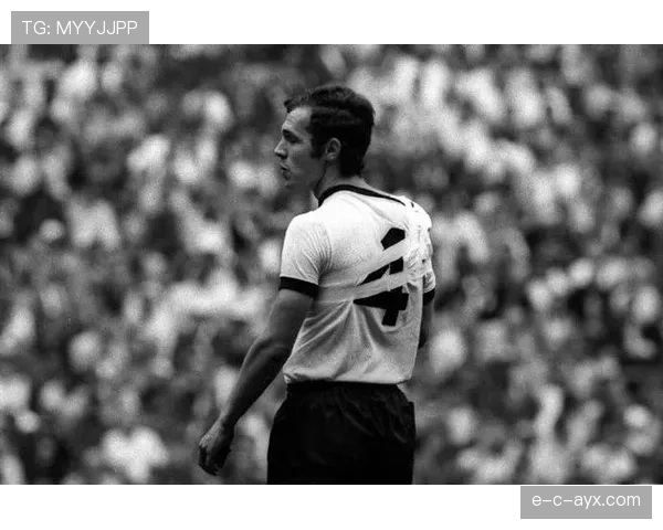 贝肯鲍尔“自由人”理念重塑现代足球战术，引领赛场新革命