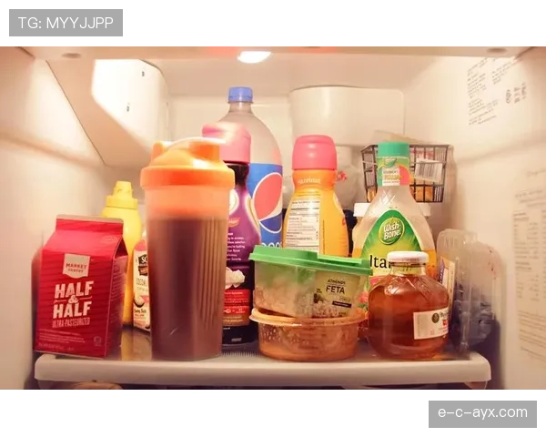 朱雪莹家的冰箱里塞满了冠军奖杯，饮料都没地儿放