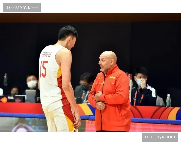 周琦拎着菜篮子跟邻居聊家常，手上那块金表在太阳下直接晃瞎我